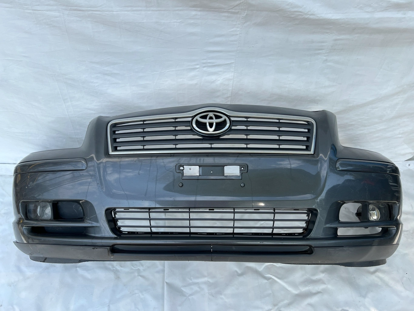 Предна броня за Toyota Avensis (2003-2006)